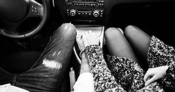 Взявшись за руки в машине