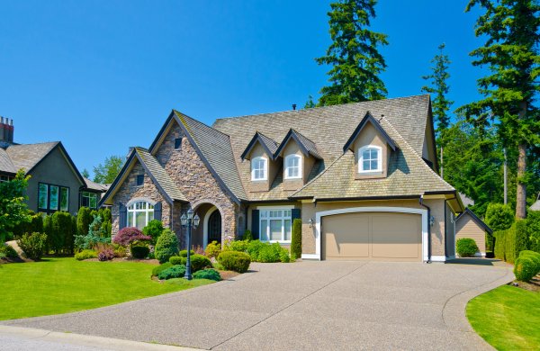 Дом с гаражом и газоном