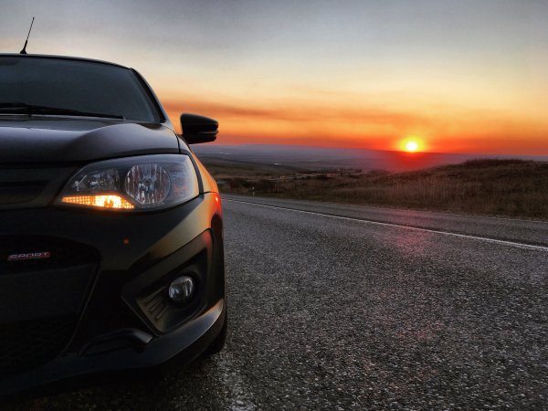 Черная машина в закате