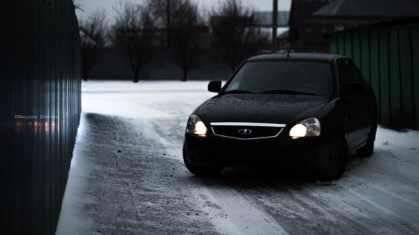 Лада Приора хэтчбек чёрная ночью