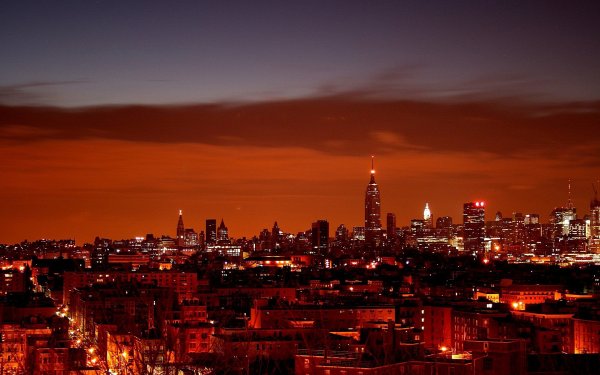 Красный закат в городе