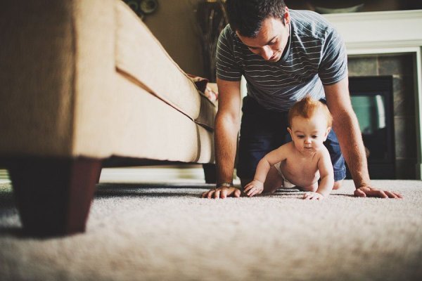 Отец сидит с детьми