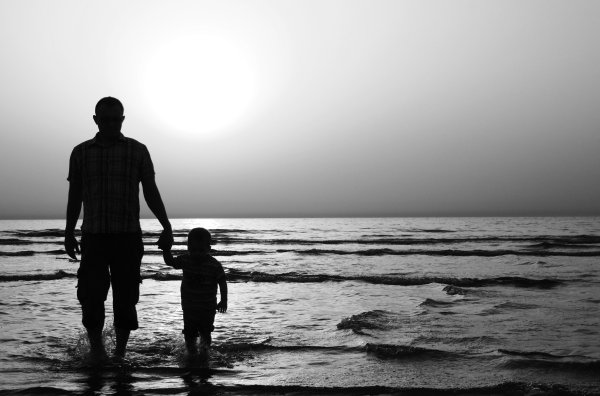 Отец и сын на закате