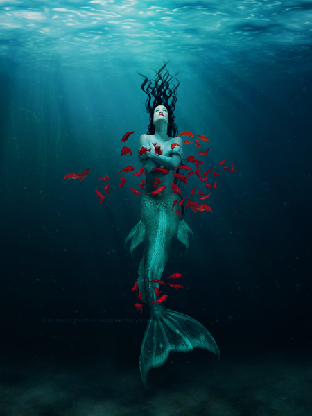Русалка в океане