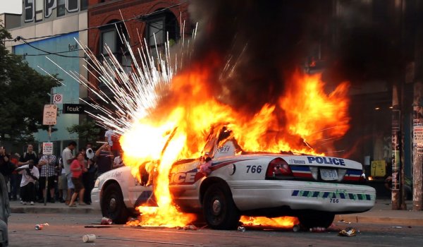 Полицейская машина горит