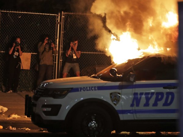 Американская Полицейская машина горит