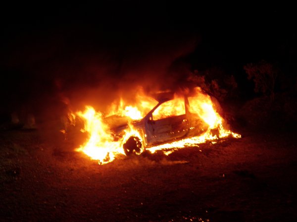 Горящая машина фон