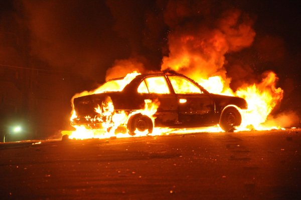 Горящий автомобиль для фотошопа