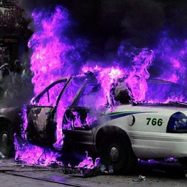 Фиолетовый огонь машины