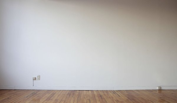 Пустая стена в комнате
