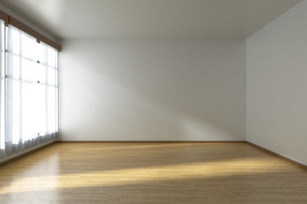 Пустая комната с белыми стенами