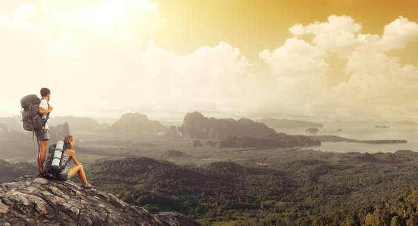 Путешественник на фоне гор