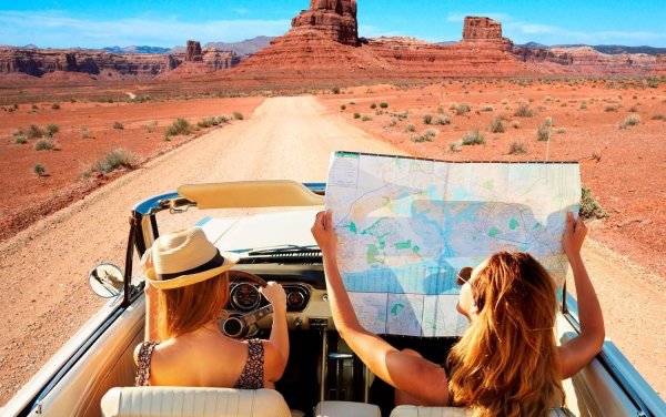 Девушка путешествует