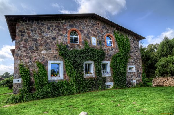 Старый каменный дом