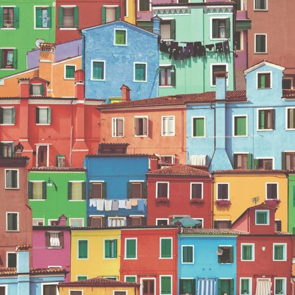 Домики на стенах разноцветные