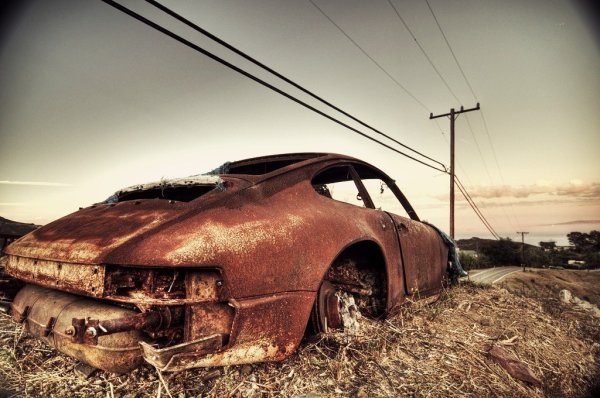 Заброшенный автомобиль Porsche 911