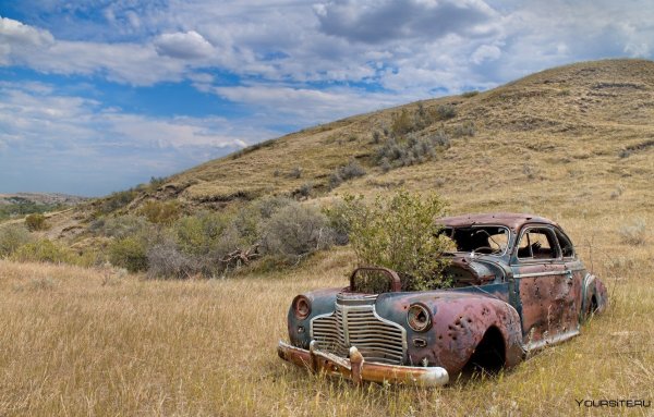 Старая машина на природе