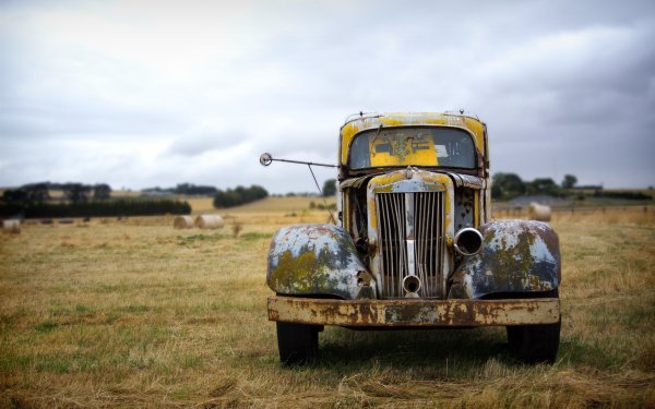 Ржавые ретро автомобили