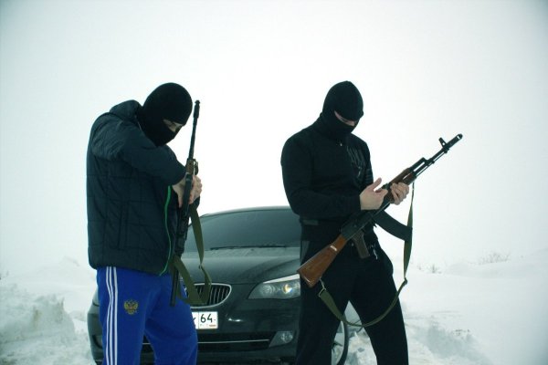 Бандит в маске с автоматом