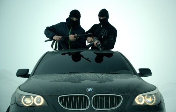 БМВ е60 бандита с АК 47