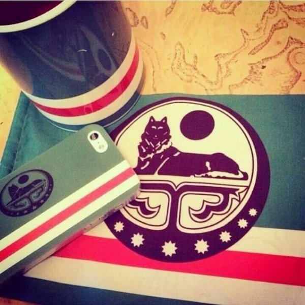 Чеченский флаг с надписью