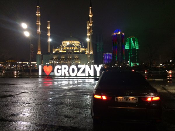 Машины рядом с мечетью