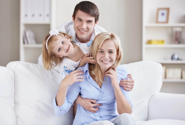 Счастливая семья в доме