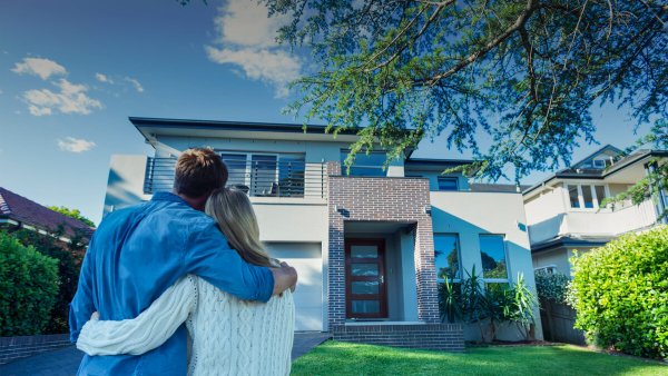 Человек рядом с домом