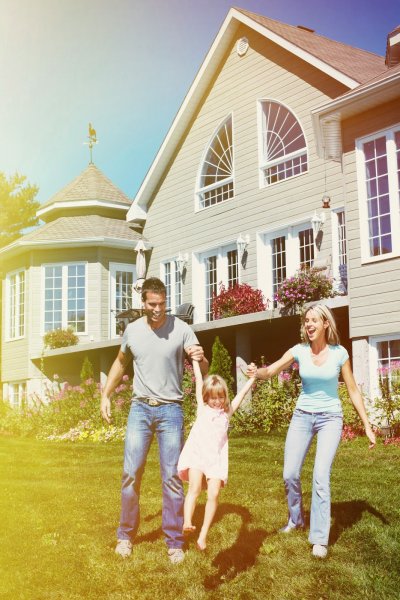 Счастливая семья в загородном доме