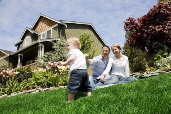 Семья в загородном доме