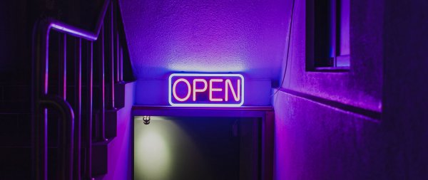 Фиолетовый свет неон