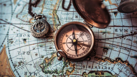 Старинная карта с компасом