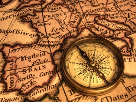 Старая карта с компасом