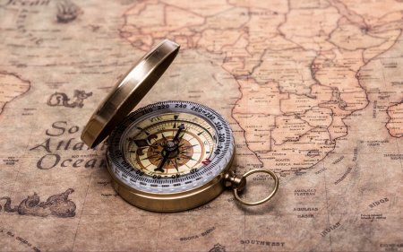 Географическая карта с компасом