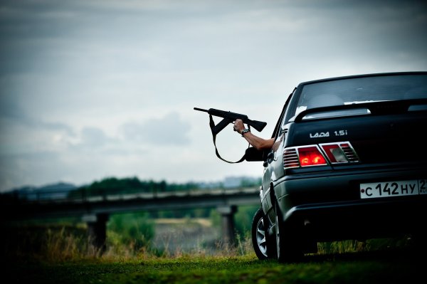 Бандиты на машинах с автоматом