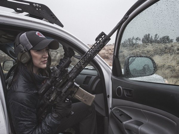 Девушка с оружием в машине