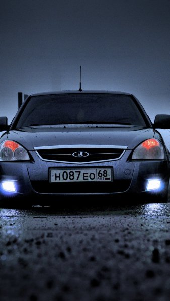 Фары машины в темноте