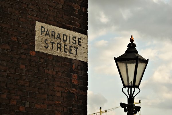 Указатель на стене улицы