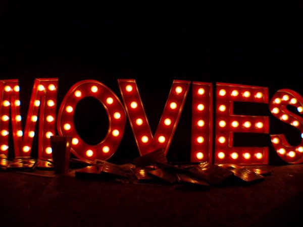 Надпись кинотеатр