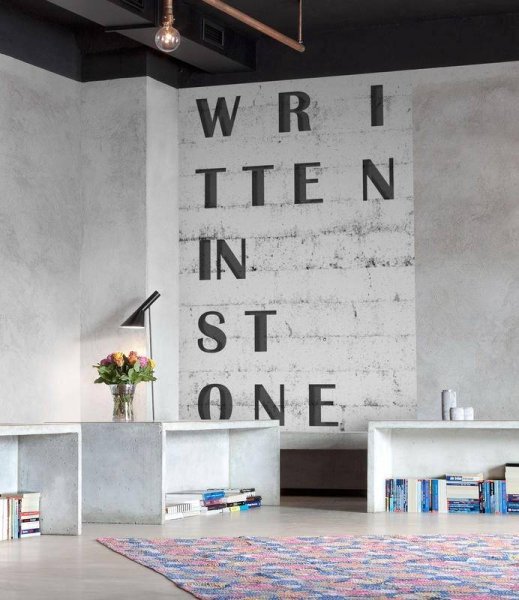 Надписи на стене в интерьере