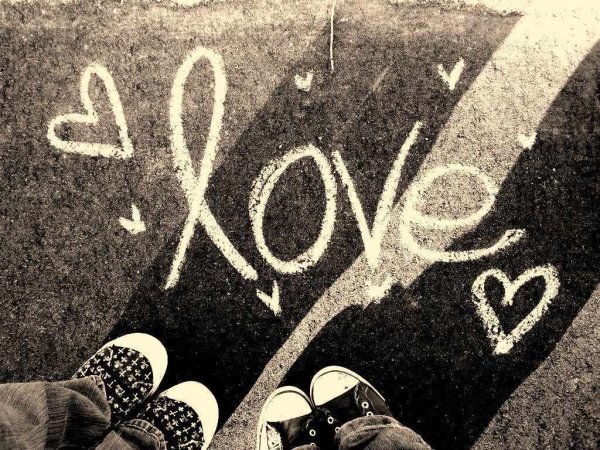 Надпись на асфальте i Love you