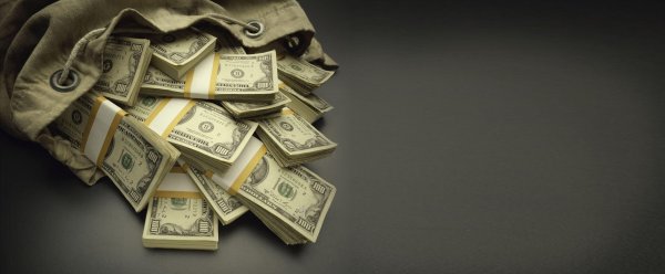 Доллары на темном фоне