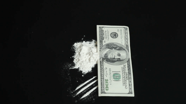 Пачки денег на темном фоне