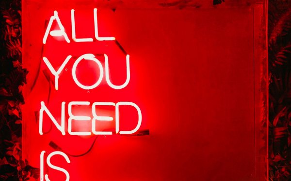 Красные обои с надписями