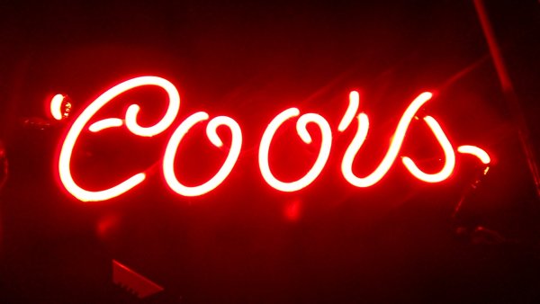 Красная неоновая надпись