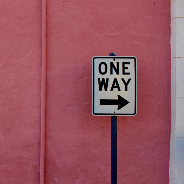 Указатель надпись на стене