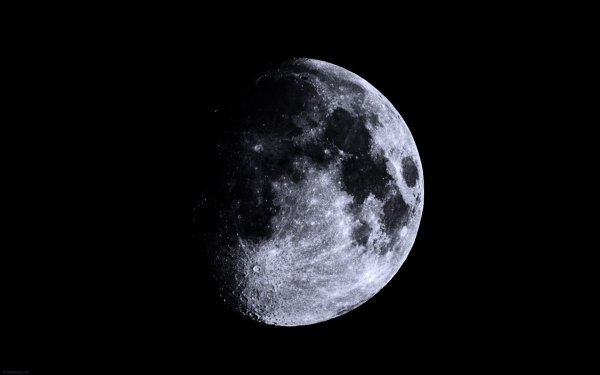 Луна на черном фоне