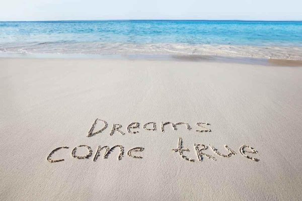 Надпись на песке Dreams come true