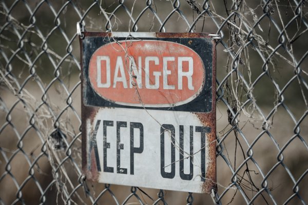 Обои с надписью Danger