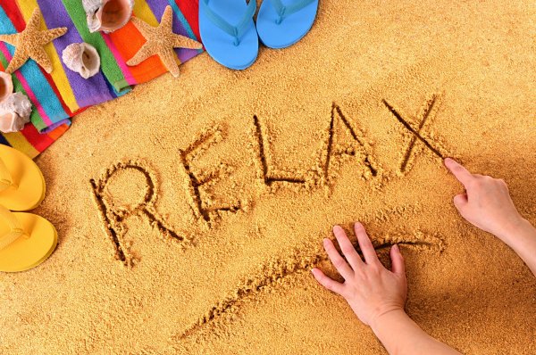 Надпись релакс на песке
